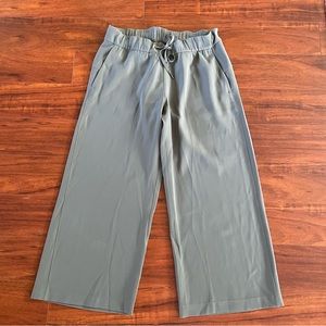 Lululemon mid-rise wide leg crop